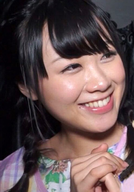 笑顔が素敵な新婚の保育士さん。ジーンズとエプロン姿で隠しているが、実は美尻とGカップ美巨乳の持ち主。その振る舞いから押しに弱いオンナがバレバレ！